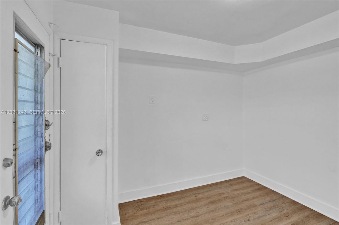 For Sale: $179,000 (1 beds, 1 baths, 954 Square Feet)