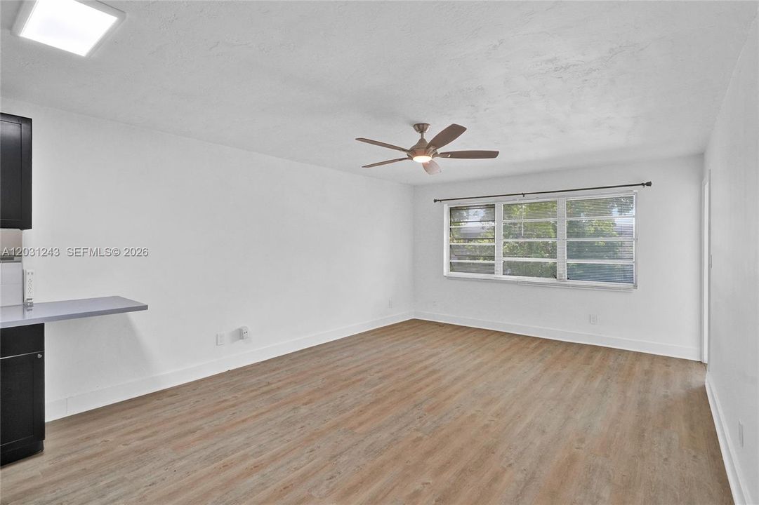 For Sale: $179,000 (1 beds, 1 baths, 954 Square Feet)