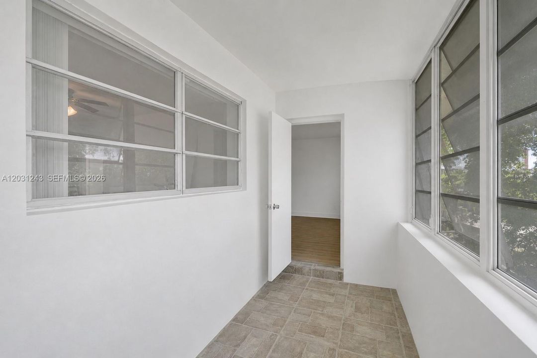 For Sale: $179,000 (1 beds, 1 baths, 954 Square Feet)