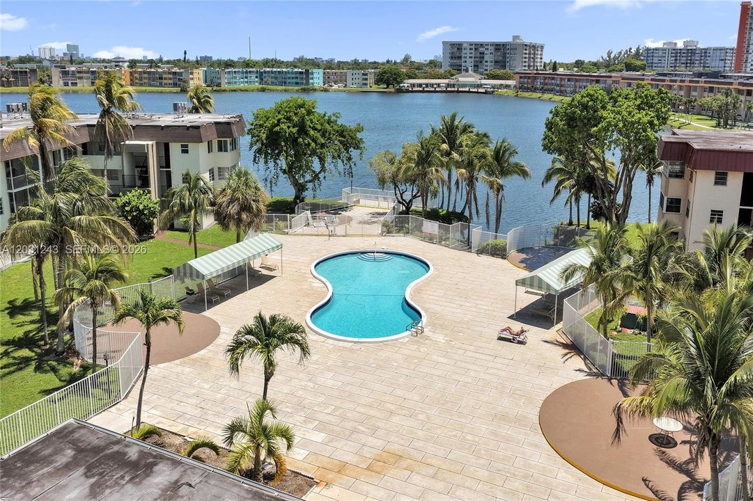 For Sale: $179,000 (1 beds, 1 baths, 954 Square Feet)