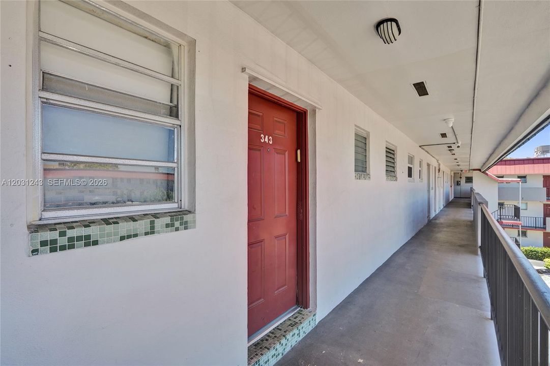 For Sale: $179,000 (1 beds, 1 baths, 954 Square Feet)