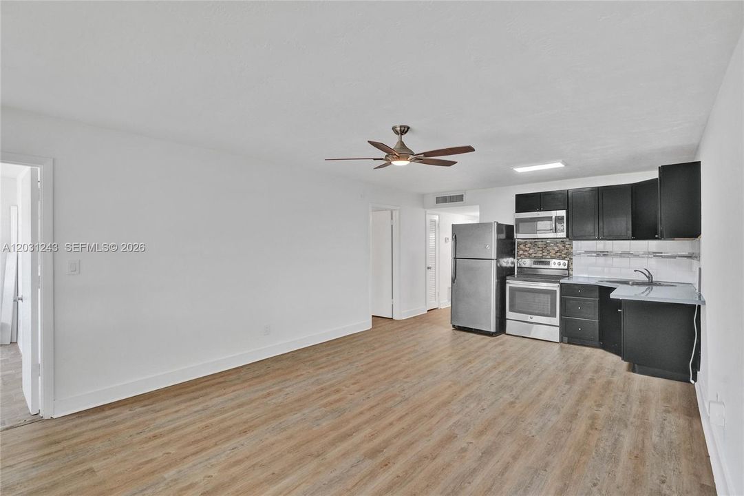 For Sale: $179,000 (1 beds, 1 baths, 954 Square Feet)