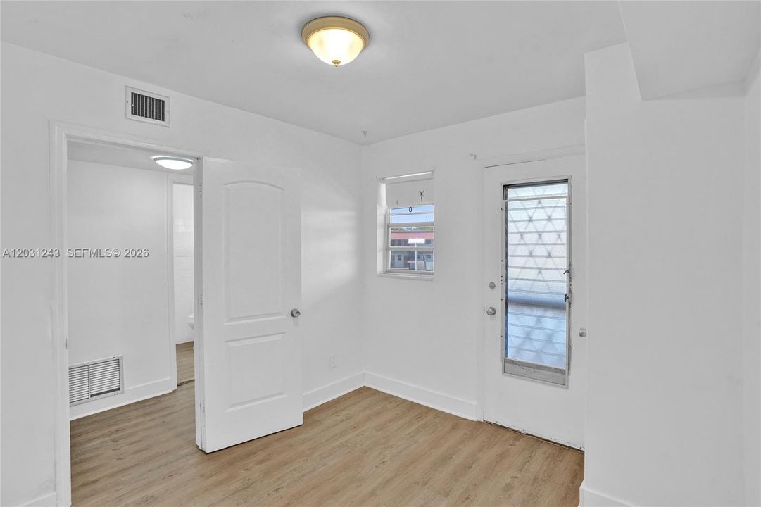 For Sale: $179,000 (1 beds, 1 baths, 954 Square Feet)