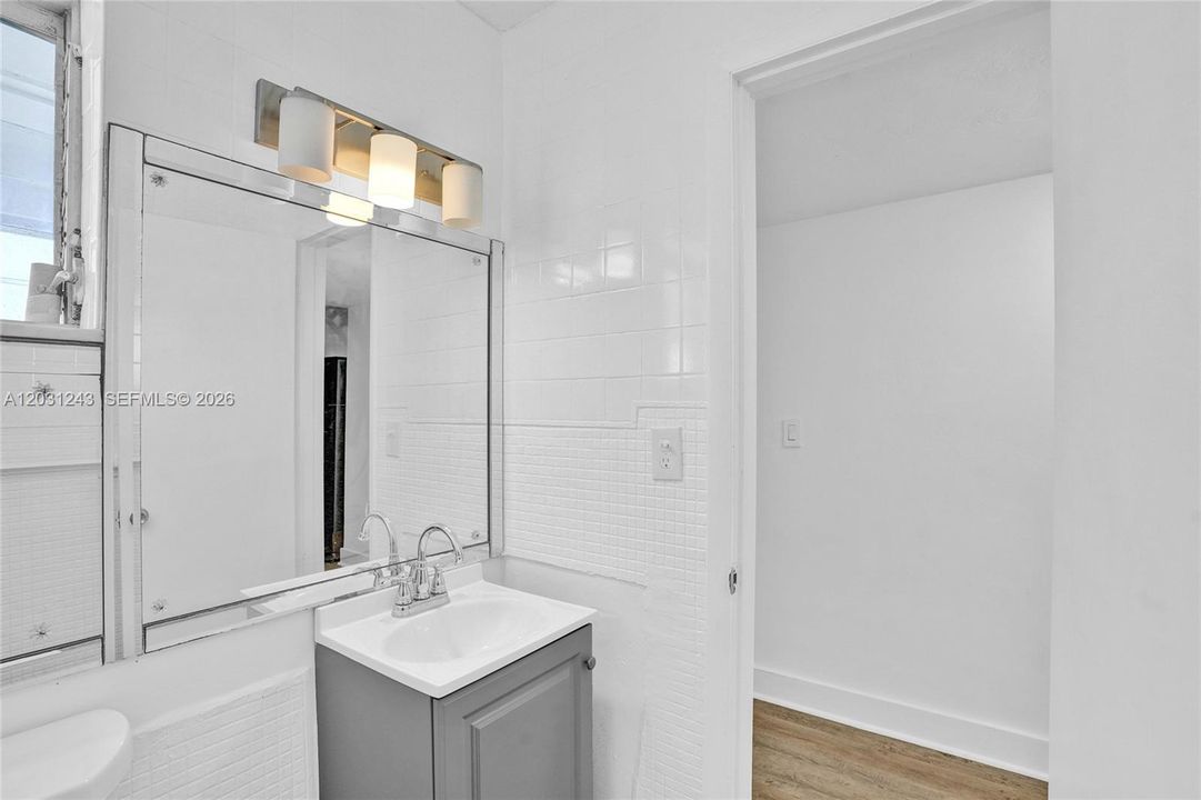 For Sale: $179,000 (1 beds, 1 baths, 954 Square Feet)
