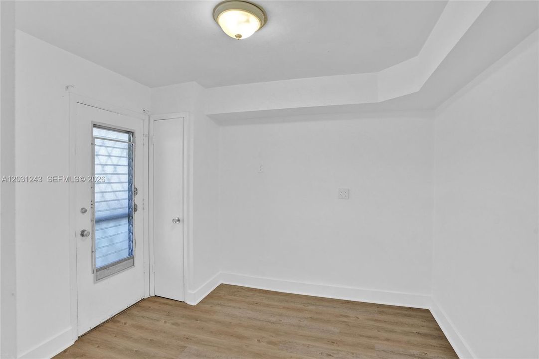 For Sale: $179,000 (1 beds, 1 baths, 954 Square Feet)