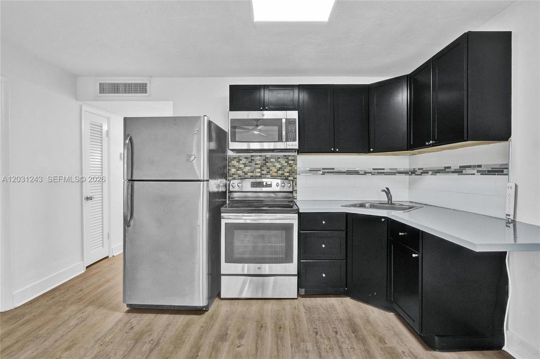 For Sale: $179,000 (1 beds, 1 baths, 954 Square Feet)