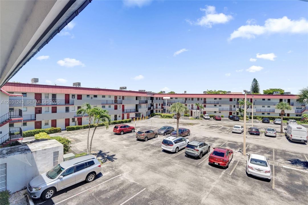 For Sale: $179,000 (1 beds, 1 baths, 954 Square Feet)