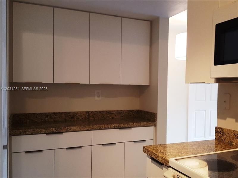 For Rent: $1,800 (1 beds, 1 baths, 680 Square Feet)
