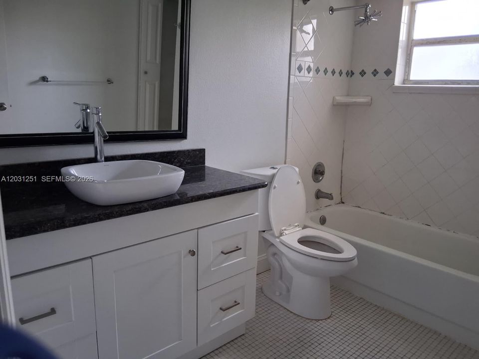 For Rent: $1,800 (1 beds, 1 baths, 680 Square Feet)