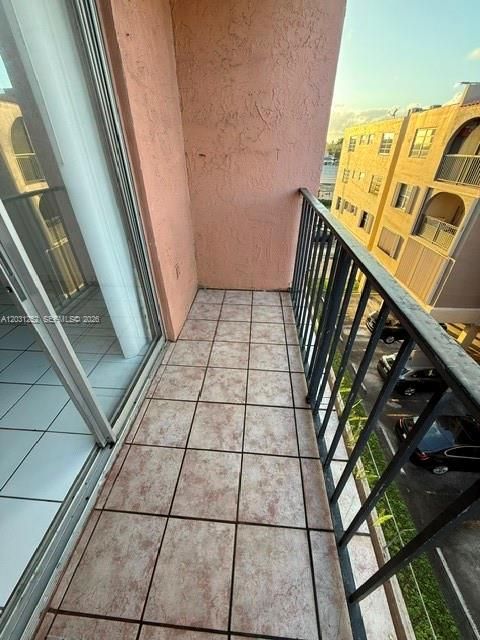 For Sale: $240,000 (2 beds, 2 baths, 890 Square Feet)