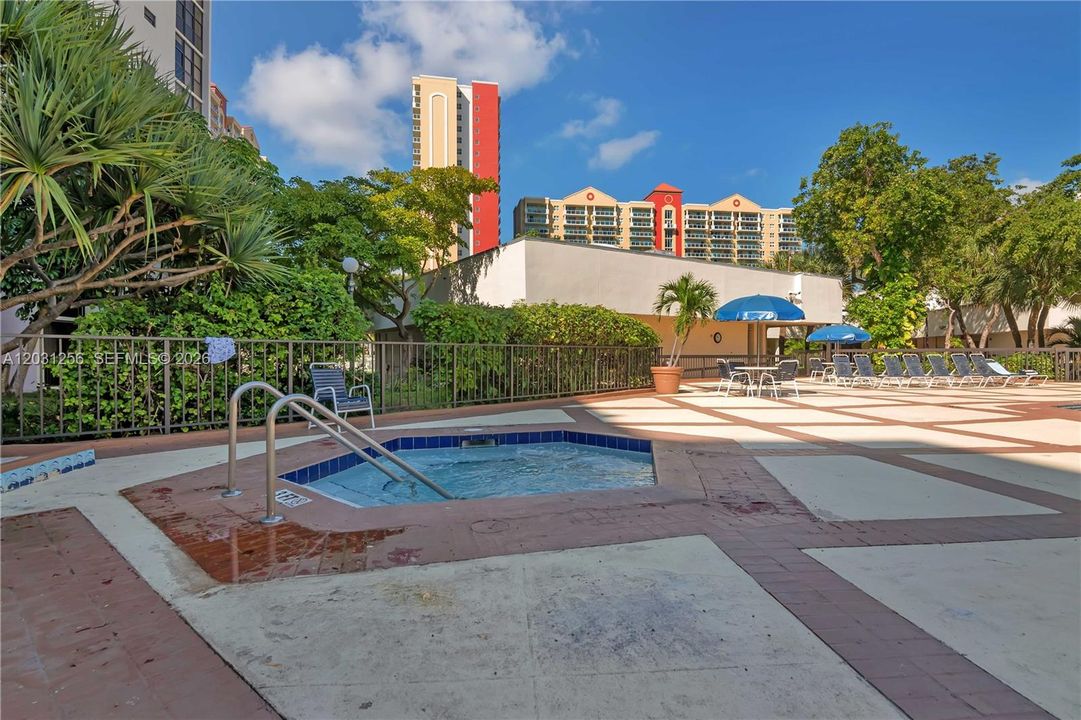 For Rent: $2,500 (2 beds, 2 baths, 894 Square Feet)
