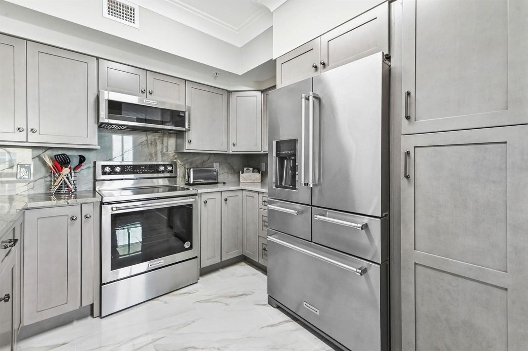 24 Kitchen 02