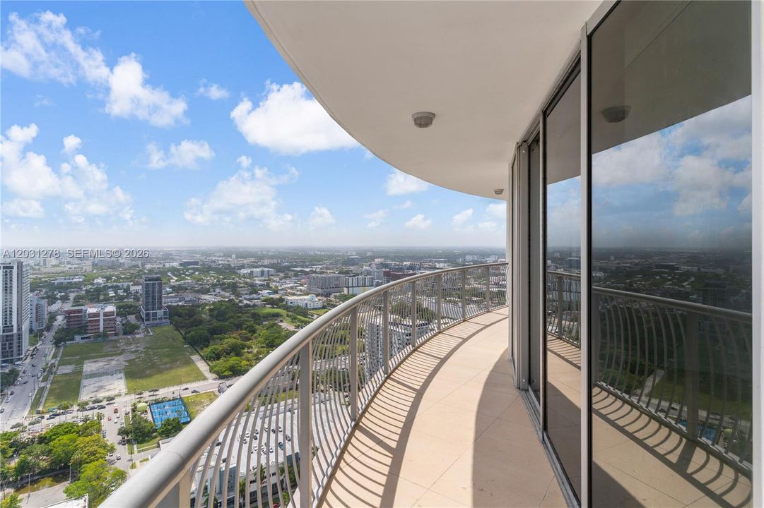For Sale: $540,000 (2 beds, 2 baths, 1048 Square Feet)