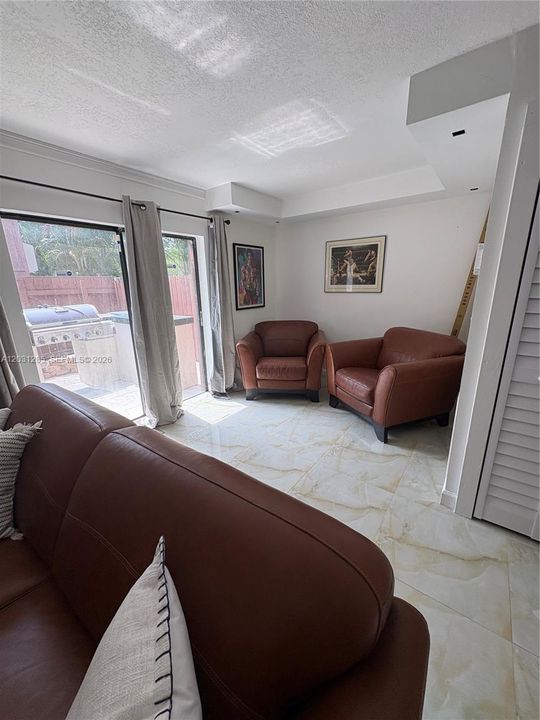 На продажу: $365,000 (2 спален, 2 ванн, 1330 Квадратных фут)