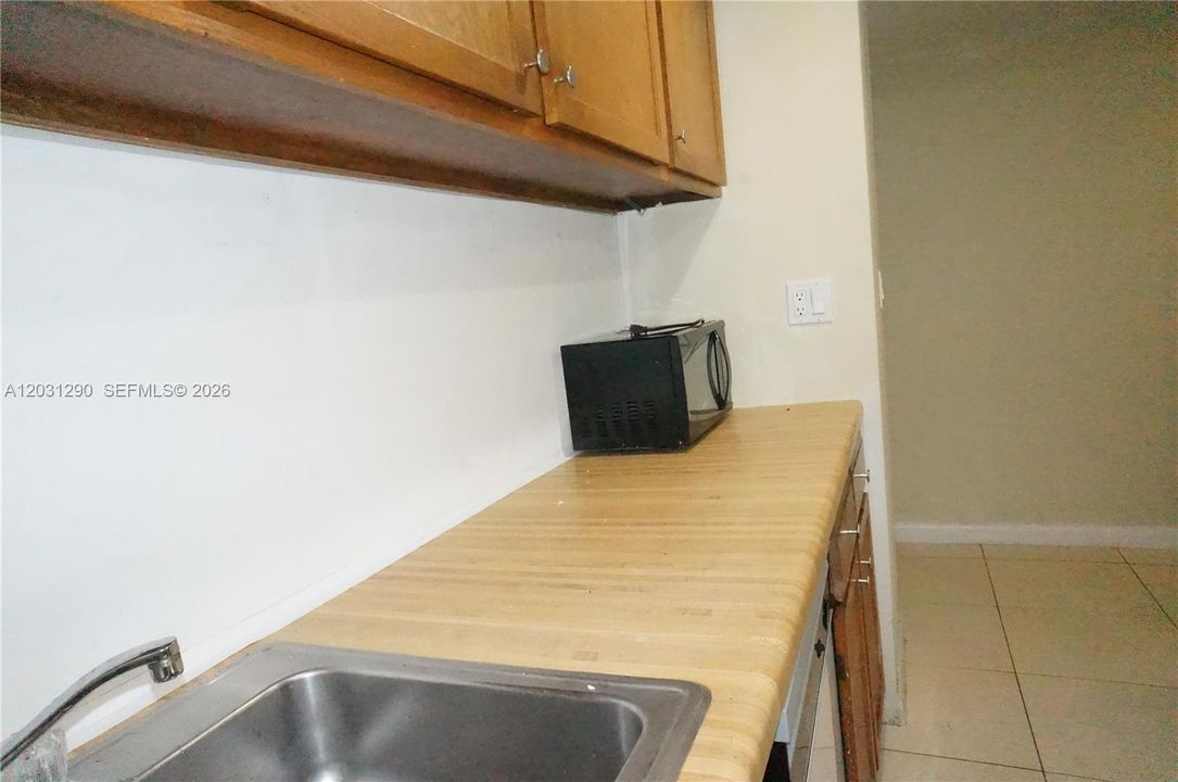 For Rent: $1,300 (0 beds, 1 baths, 420 Square Feet)