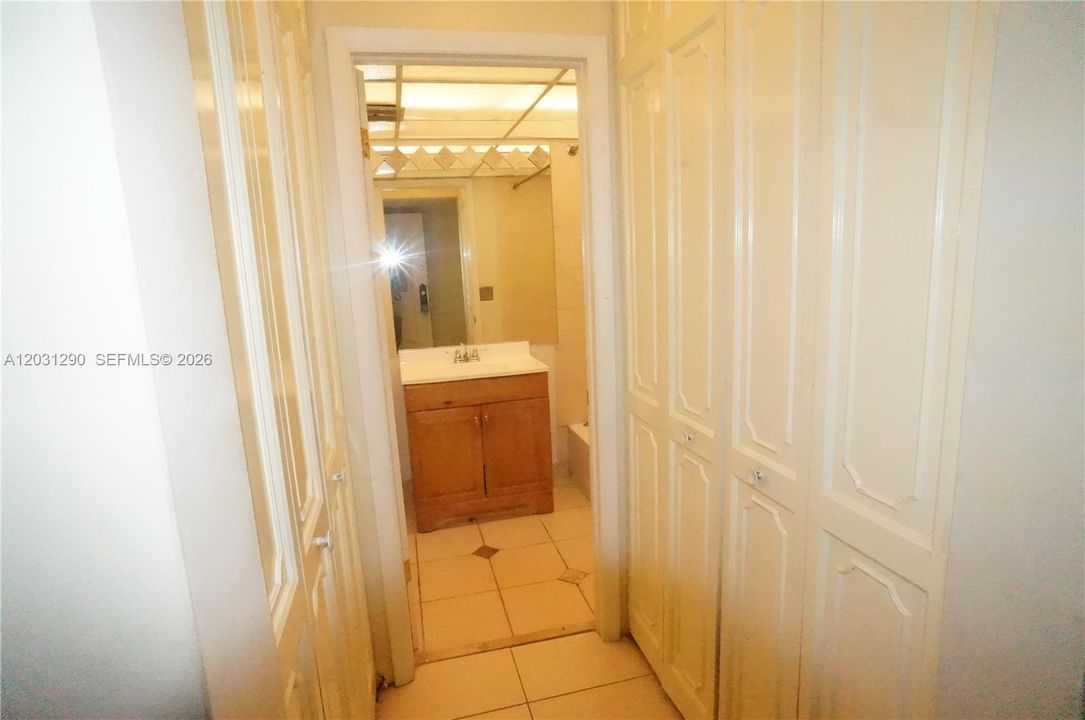 For Rent: $1,300 (0 beds, 1 baths, 420 Square Feet)