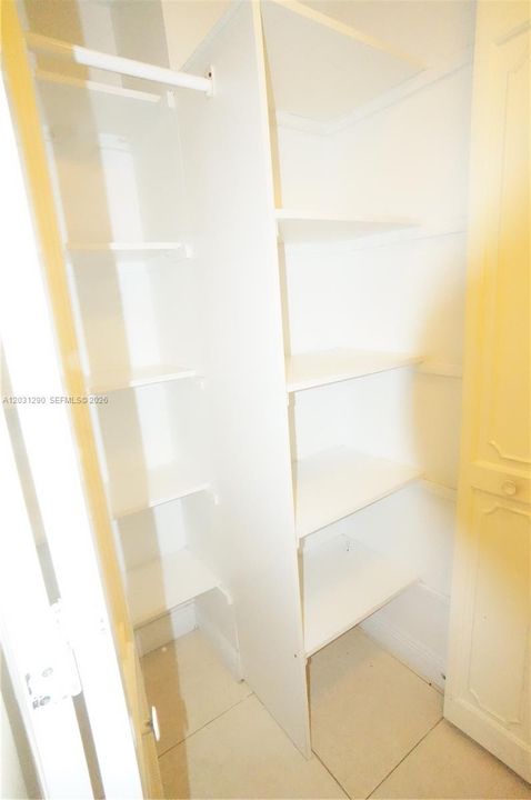 For Rent: $1,300 (0 beds, 1 baths, 420 Square Feet)