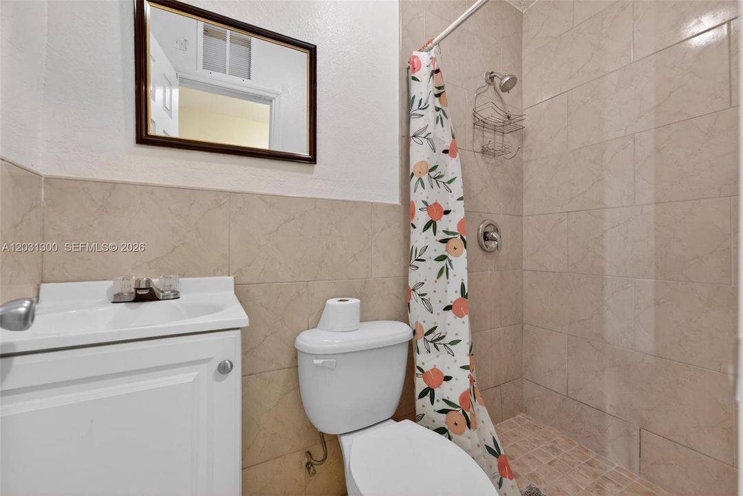 For Rent: $1,300 (1 beds, 1 baths, 700 Square Feet)