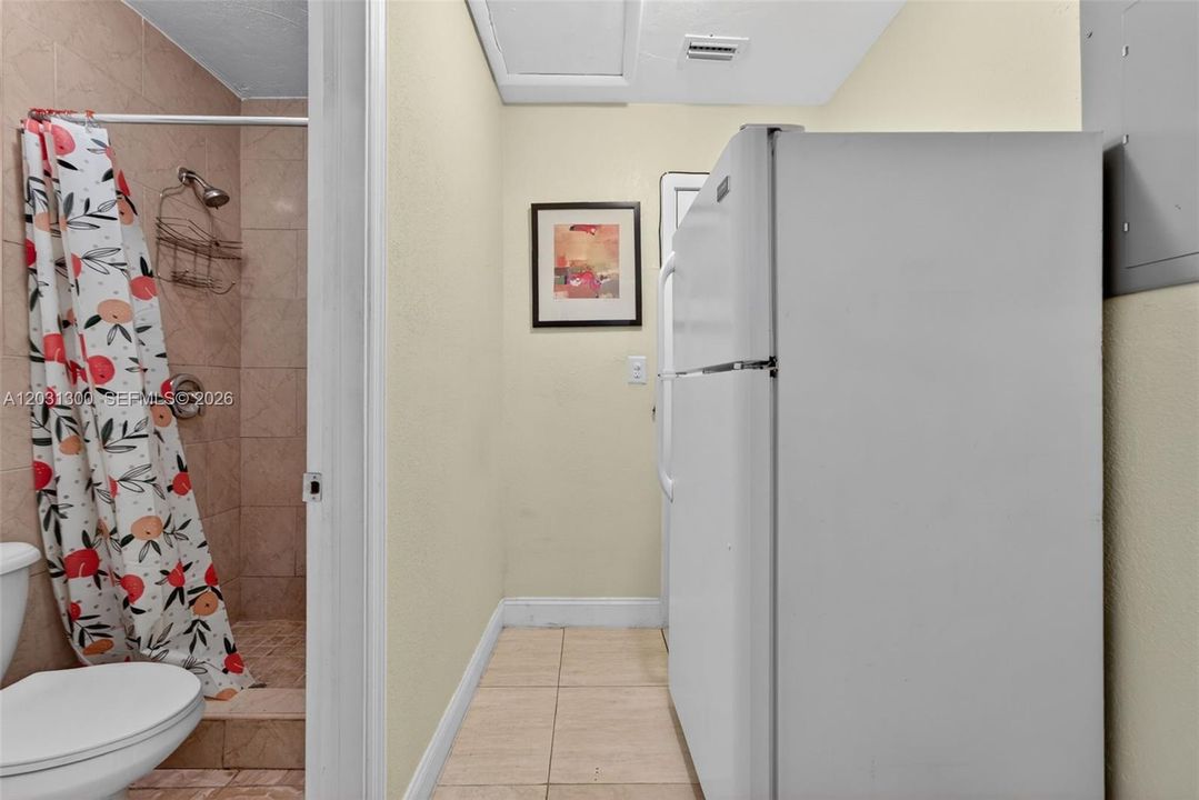 For Rent: $1,300 (1 beds, 1 baths, 700 Square Feet)