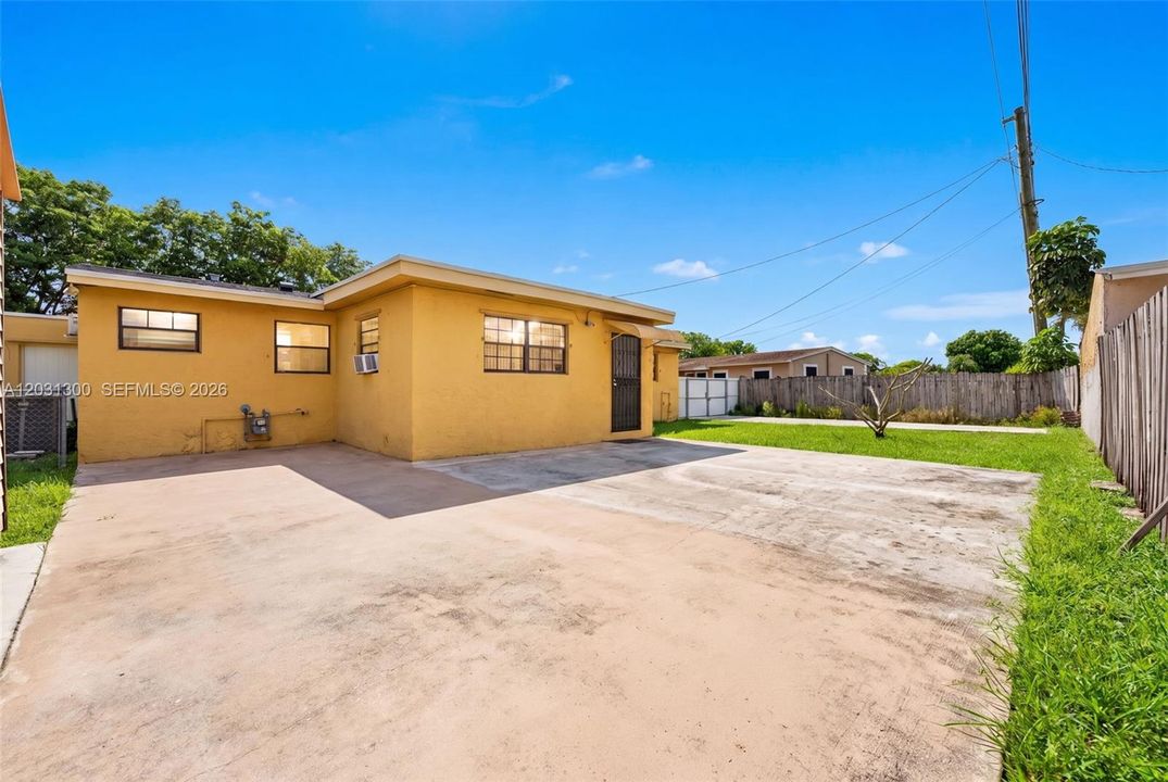 For Rent: $1,300 (1 beds, 1 baths, 700 Square Feet)