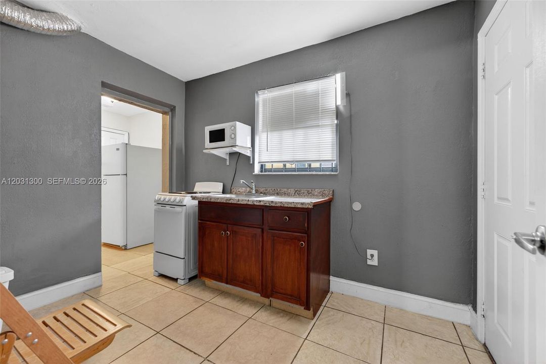 For Rent: $1,300 (1 beds, 1 baths, 700 Square Feet)