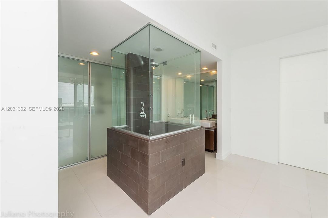 For Rent: $3,400 (1 beds, 1 baths, 791 Square Feet)