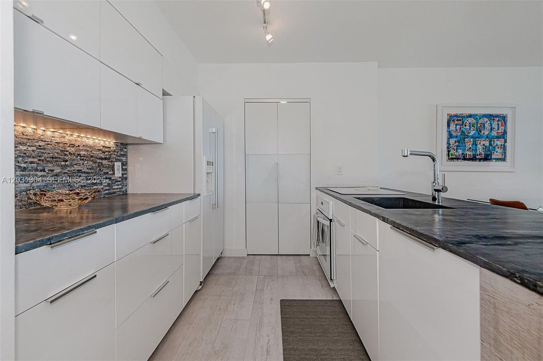 В аренду: $4,700 (1 спален, 1 ванн, 780 Квадратных фут)