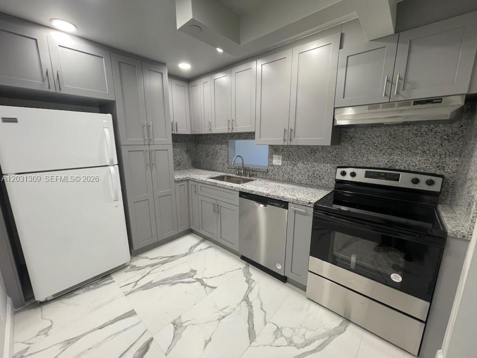 For Rent: $2,100 (2 beds, 2 baths, 965 Square Feet)