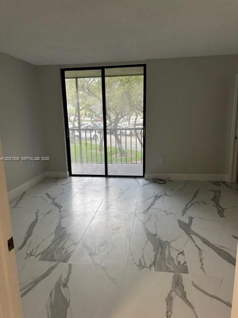 For Rent: $2,100 (2 beds, 2 baths, 965 Square Feet)