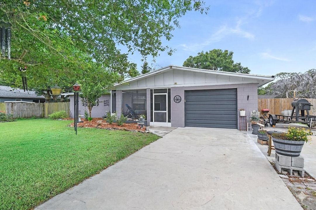 Front of the house: Exterior