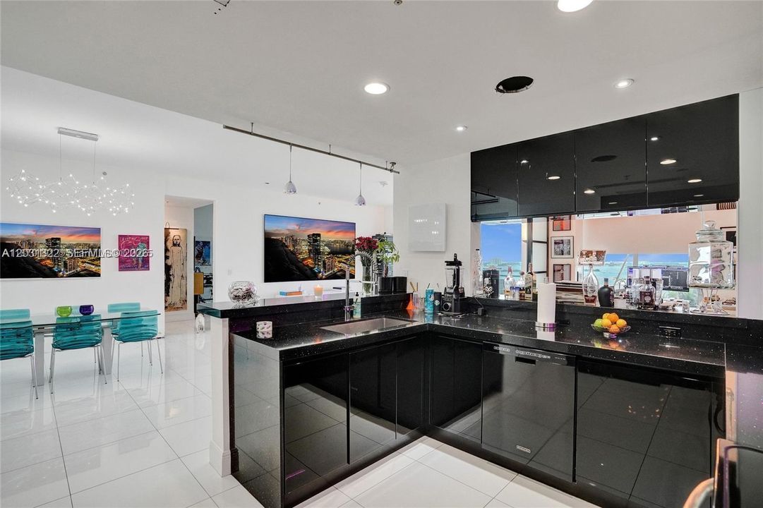 For Sale: $847,000 (3 beds, 3 baths, 1753 Square Feet)