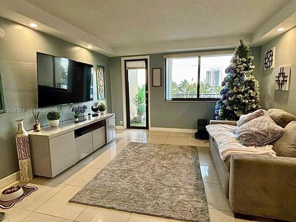 For Rent: $1,900 (1 beds, 1 baths, 876 Square Feet)
