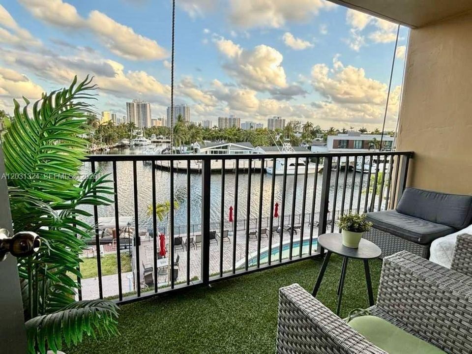 For Rent: $1,900 (1 beds, 1 baths, 876 Square Feet)