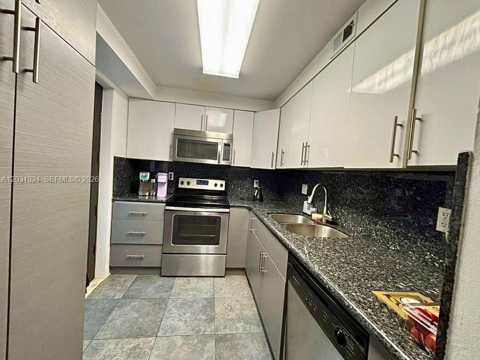 For Rent: $1,900 (1 beds, 1 baths, 876 Square Feet)
