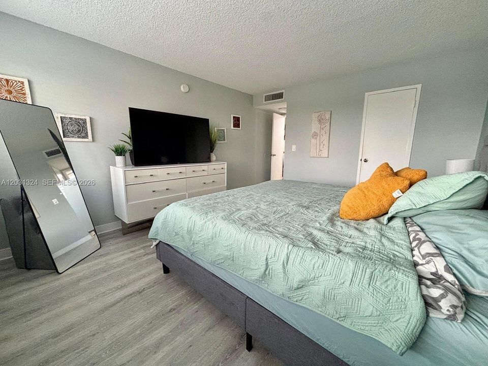 For Rent: $1,900 (1 beds, 1 baths, 876 Square Feet)