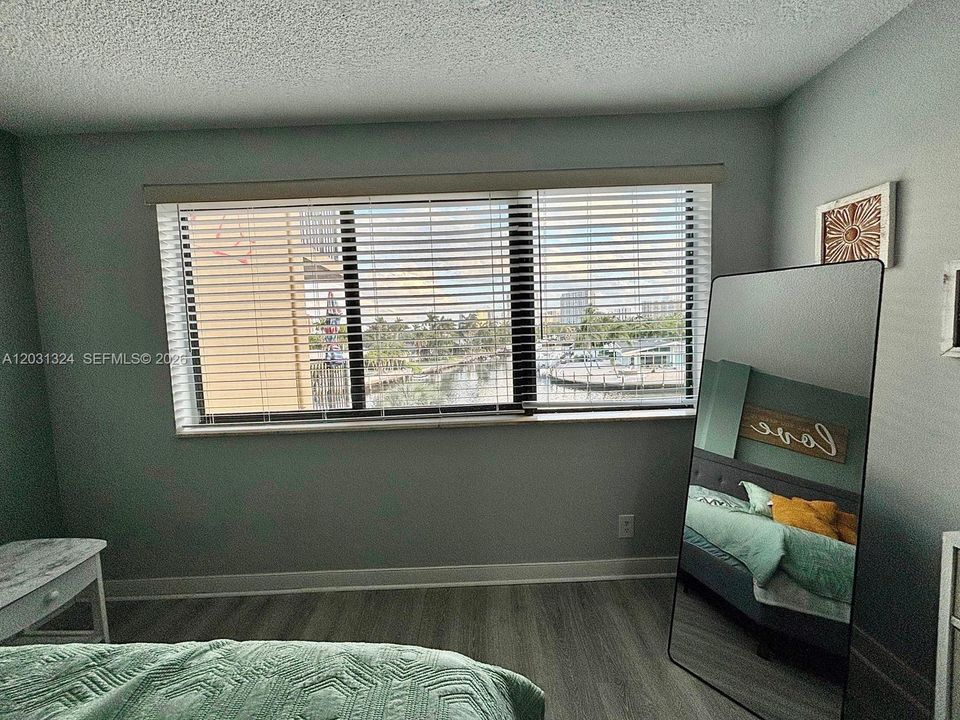 For Rent: $1,900 (1 beds, 1 baths, 876 Square Feet)