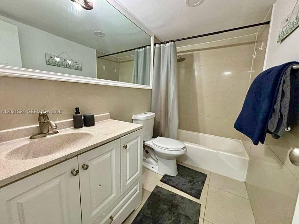 For Rent: $1,900 (1 beds, 1 baths, 876 Square Feet)