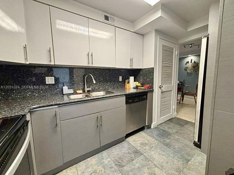 For Rent: $1,900 (1 beds, 1 baths, 876 Square Feet)