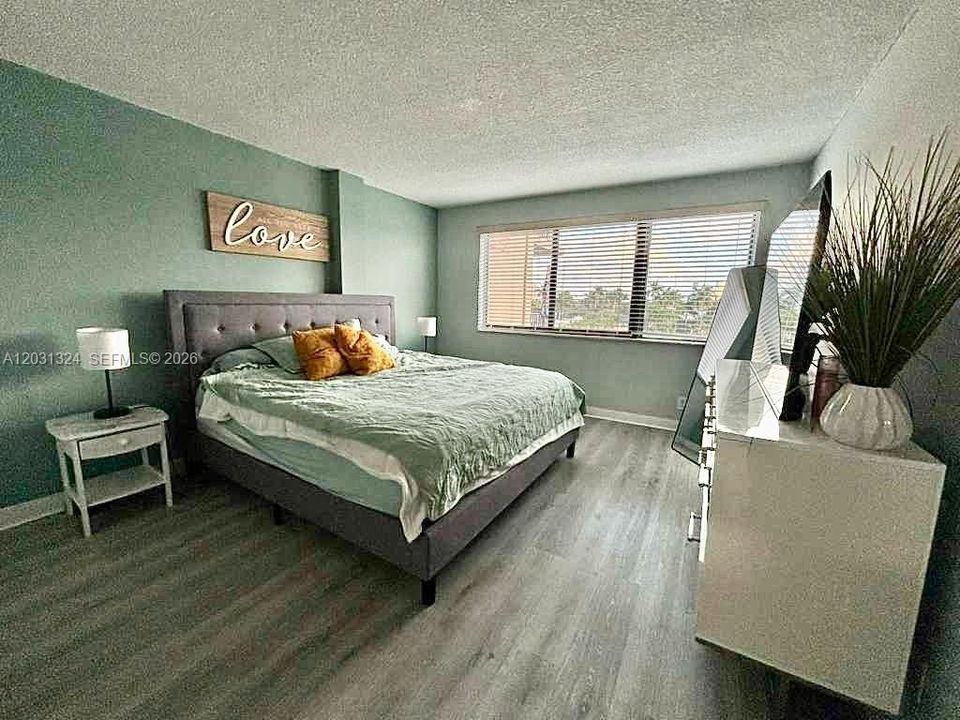 For Rent: $1,900 (1 beds, 1 baths, 876 Square Feet)
