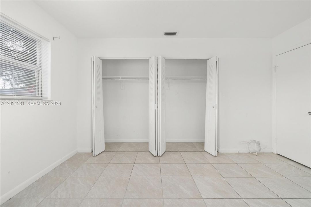 For Rent: $1,650 (1 beds, 1 baths, 2694 Square Feet)