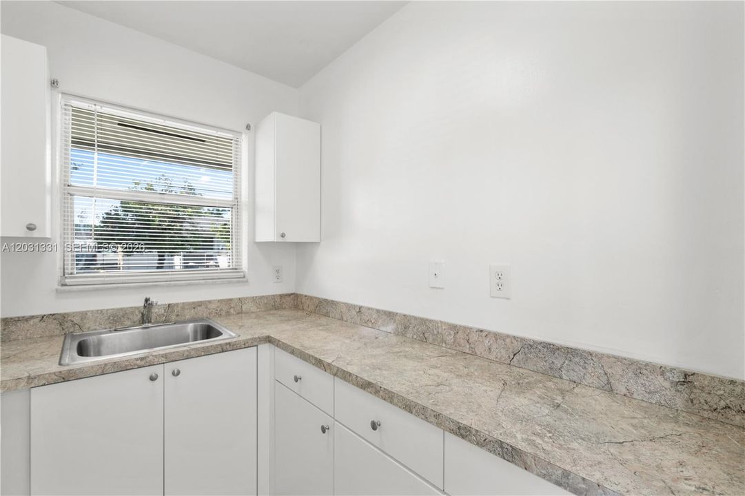 For Rent: $1,650 (1 beds, 1 baths, 2694 Square Feet)