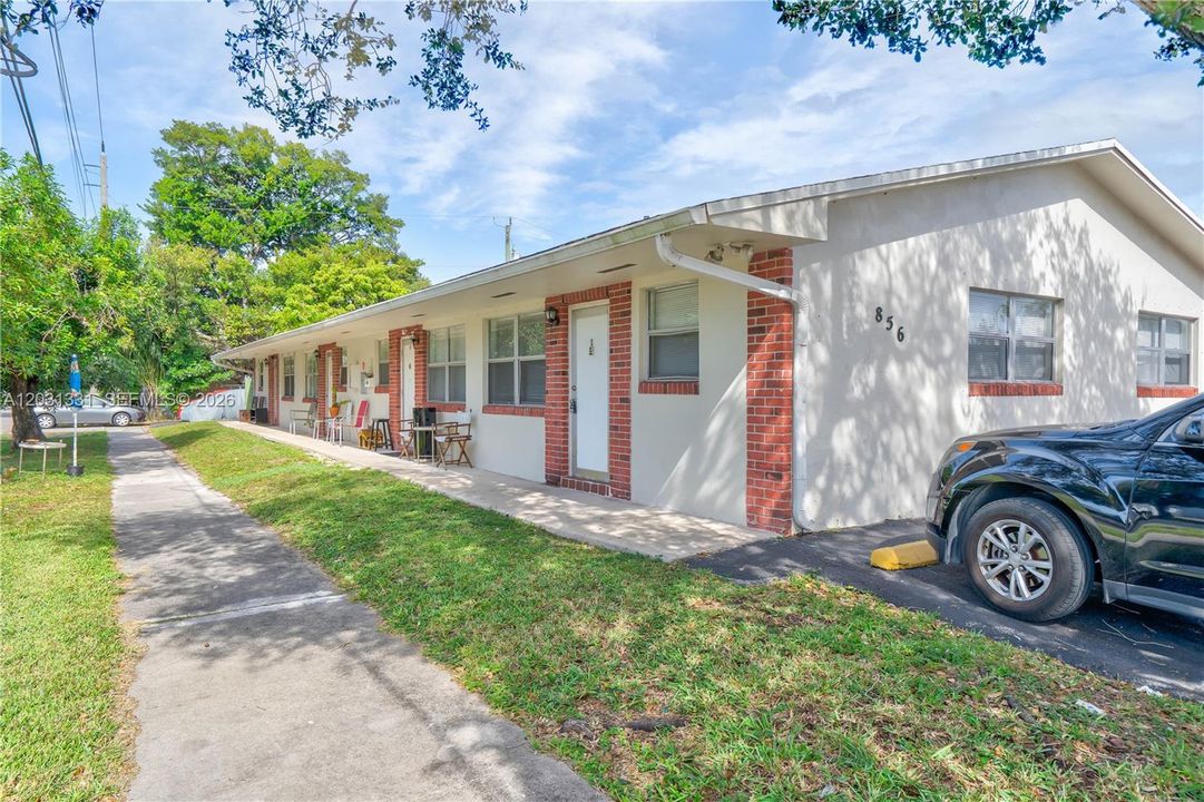 For Rent: $1,650 (1 beds, 1 baths, 2694 Square Feet)
