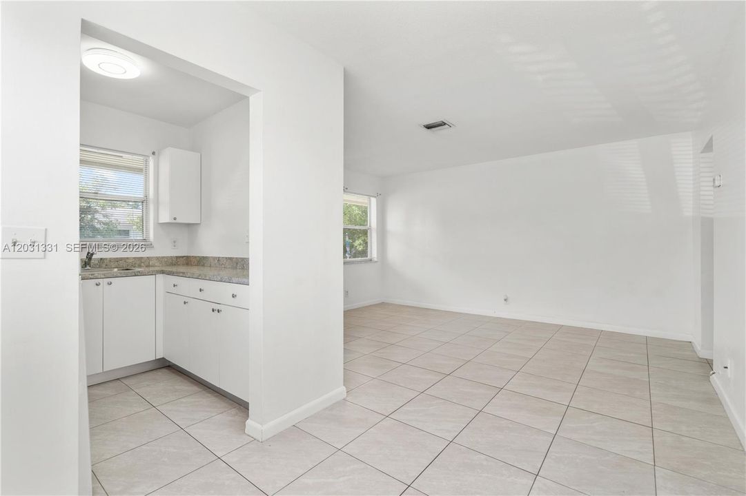 For Rent: $1,650 (1 beds, 1 baths, 2694 Square Feet)