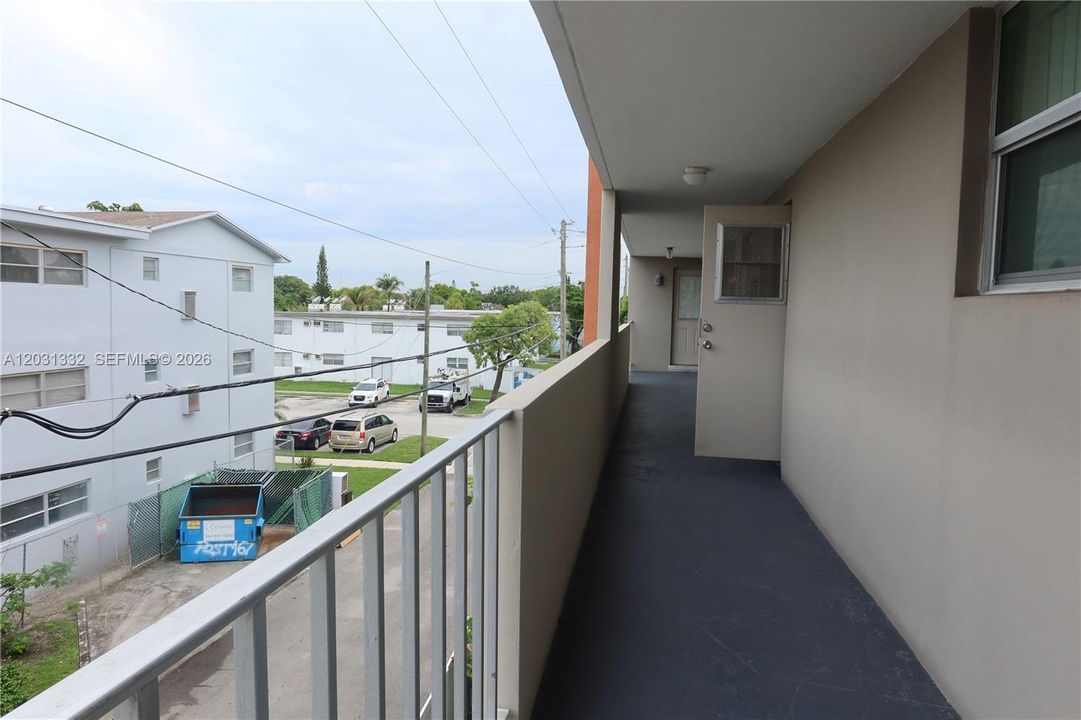 For Sale: $192,000 (1 beds, 1 baths, 595 Square Feet)