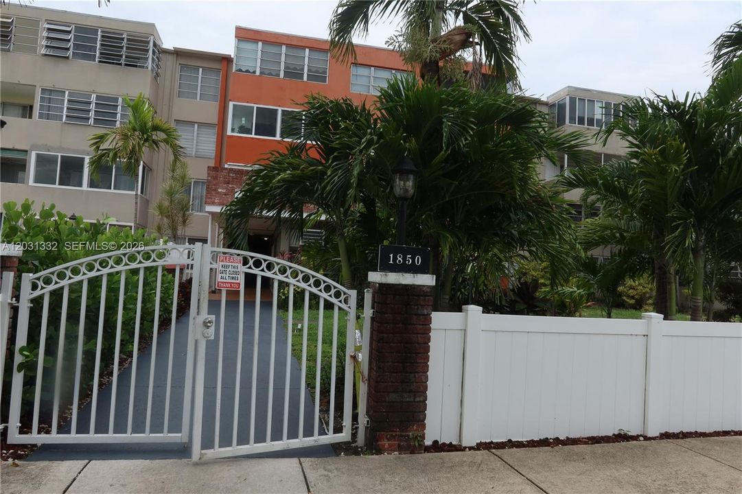 For Sale: $192,000 (1 beds, 1 baths, 595 Square Feet)