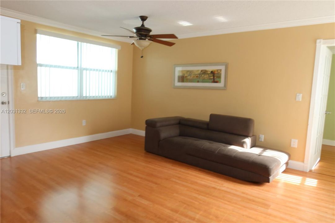 For Sale: $192,000 (1 beds, 1 baths, 595 Square Feet)