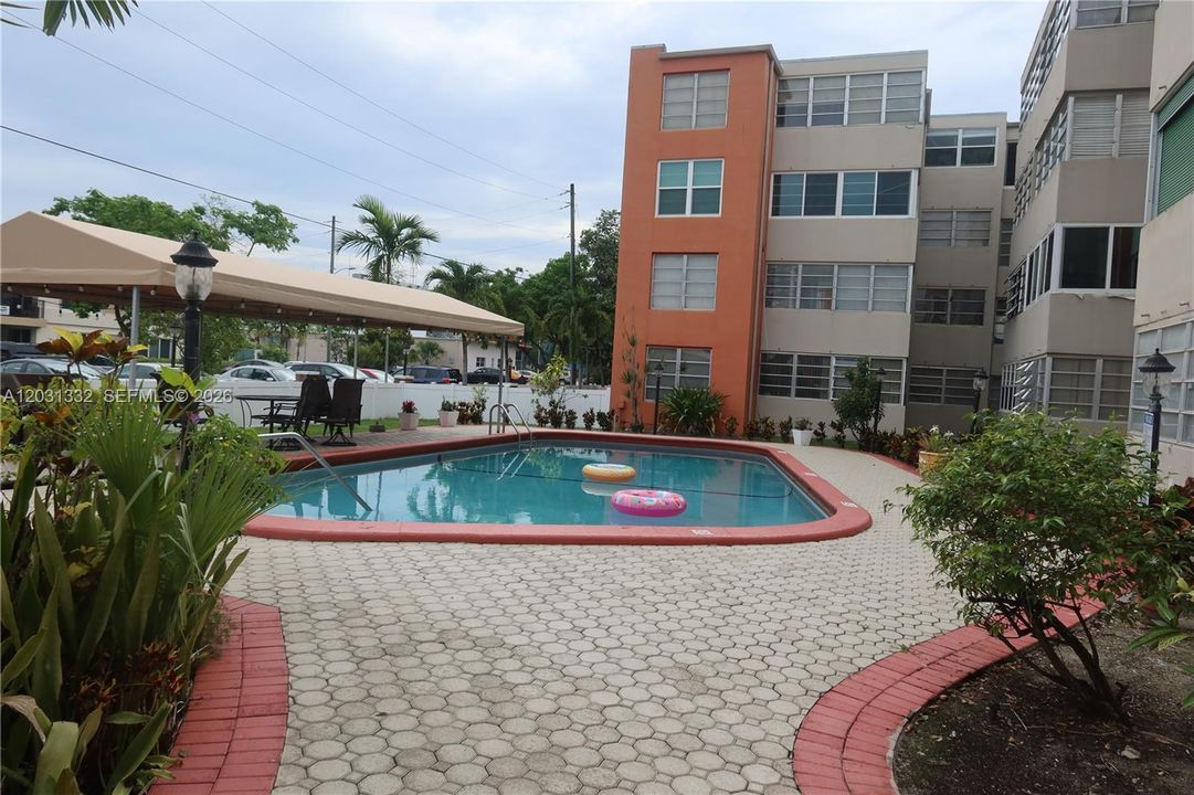 For Sale: $192,000 (1 beds, 1 baths, 595 Square Feet)