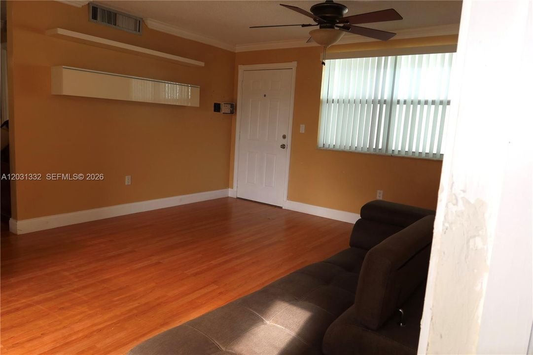 For Sale: $192,000 (1 beds, 1 baths, 595 Square Feet)