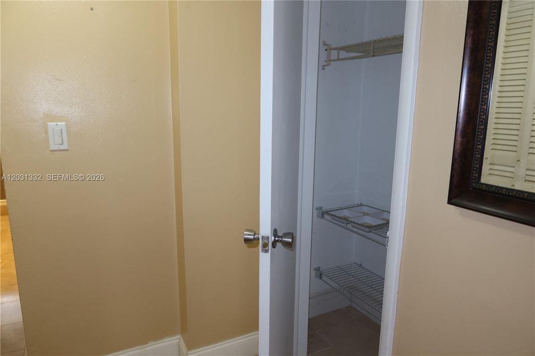 For Sale: $192,000 (1 beds, 1 baths, 595 Square Feet)