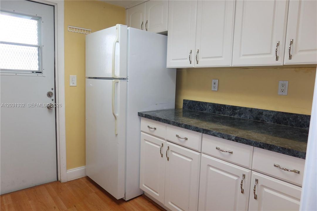 For Sale: $192,000 (1 beds, 1 baths, 595 Square Feet)